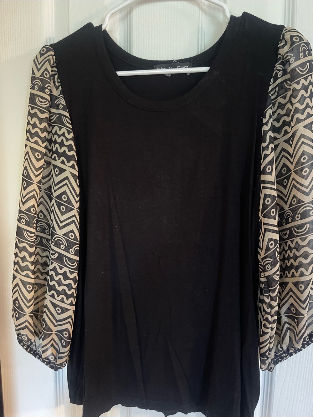 Source Unknown Black Top with Patterned Cream & Black Puff Sleeves